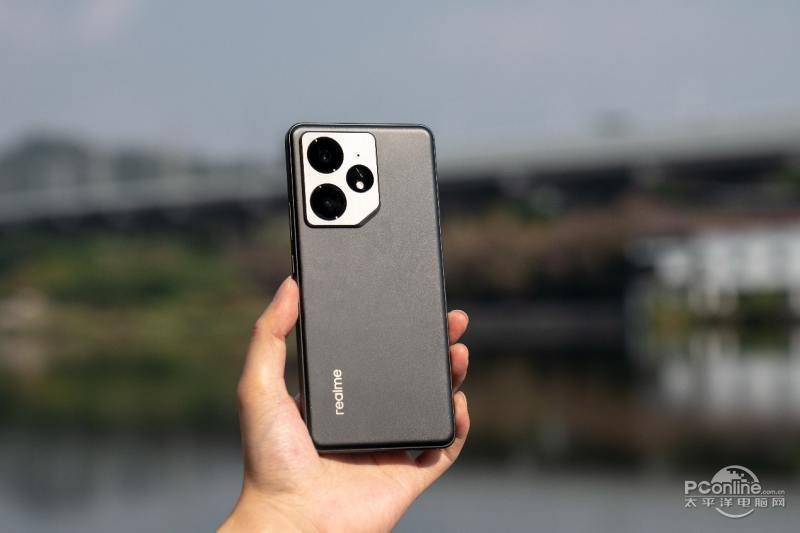 realme新机配置曝光：或搭载天玑9500e/骁龙8 Gen5处理器