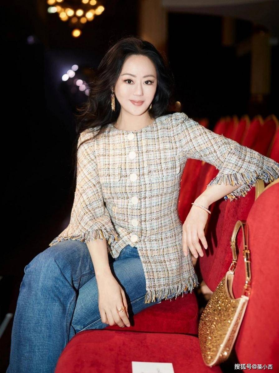 女人过了60岁，少穿牛仔裤+T恤，学“章小蕙”的穿搭，优雅又高级