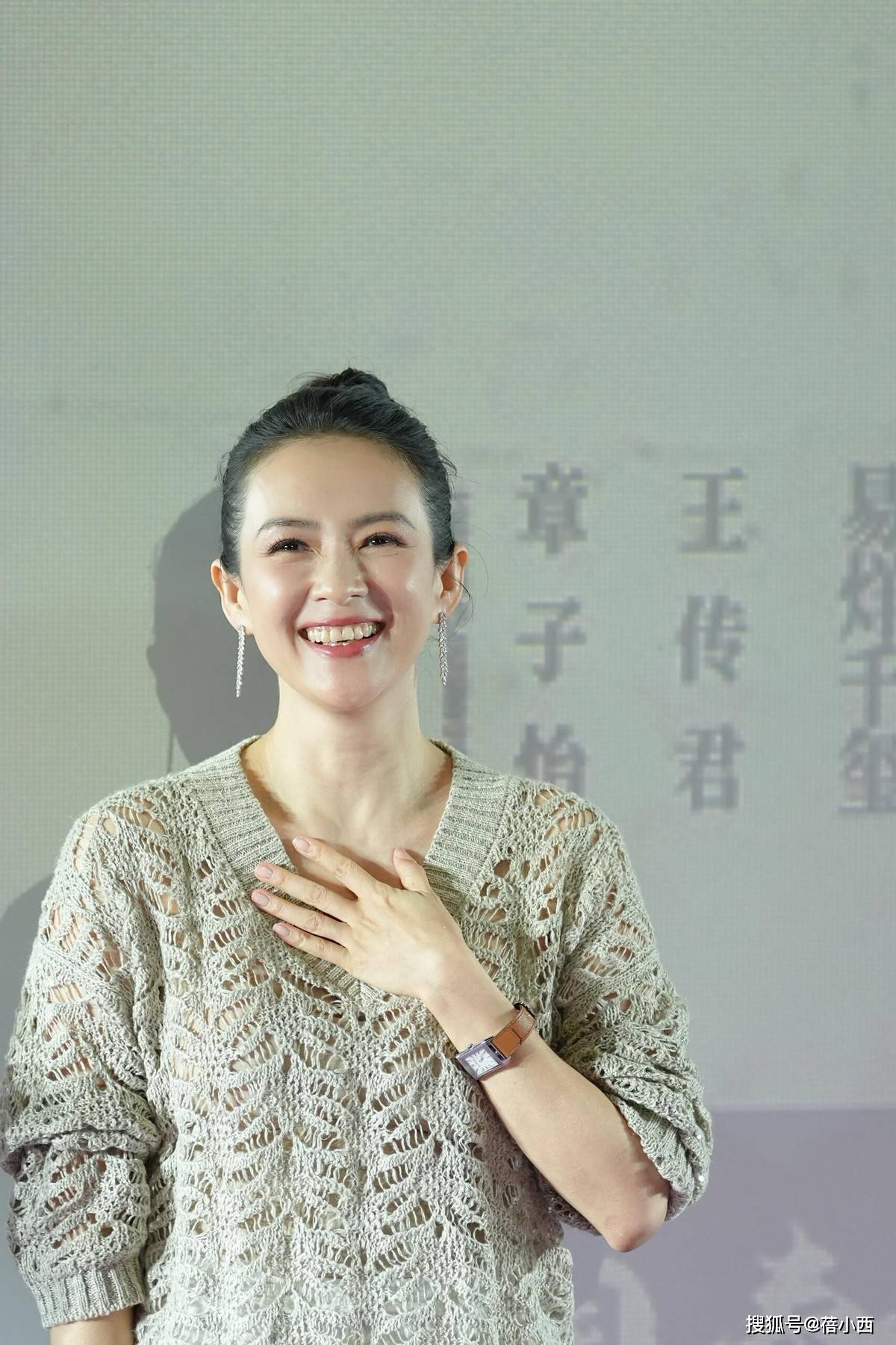 46岁章子怡增肥后更漂亮，穿针织衫+白裤好显贵，美到差点认不出