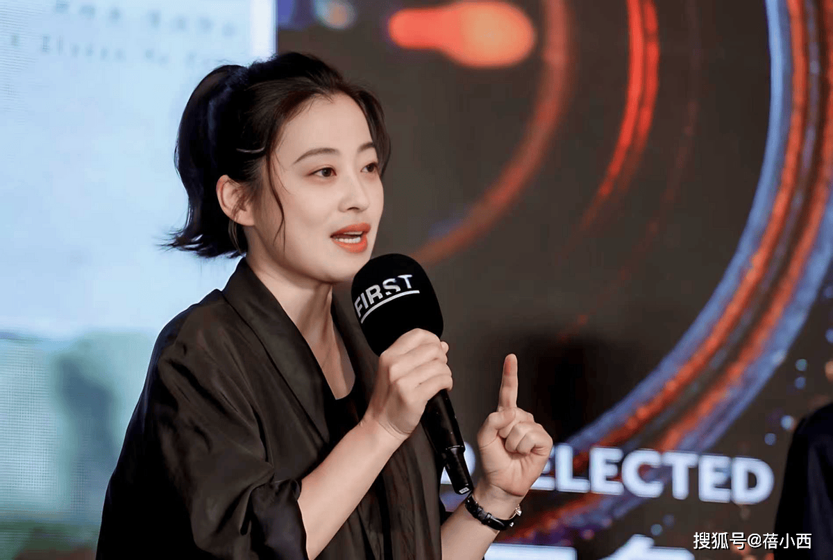 女人过了50岁，少穿T恤+牛仔裤，学“梅婷”的穿搭，显贵又高级