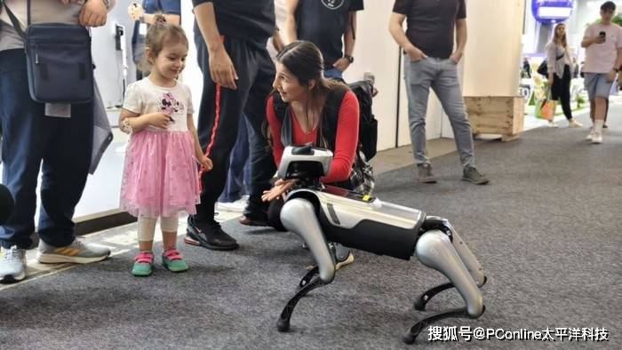 魔法原子用机器人与机器狗为IFA 2025来了点“未来震撼”