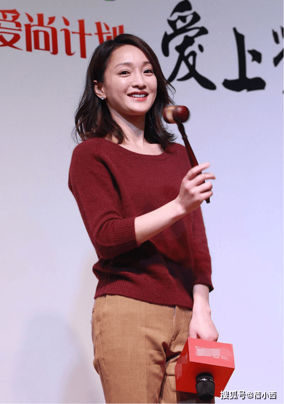 周迅穿出了70后女性想要的高级感，红色毛衣+烟管裤，简约又高级