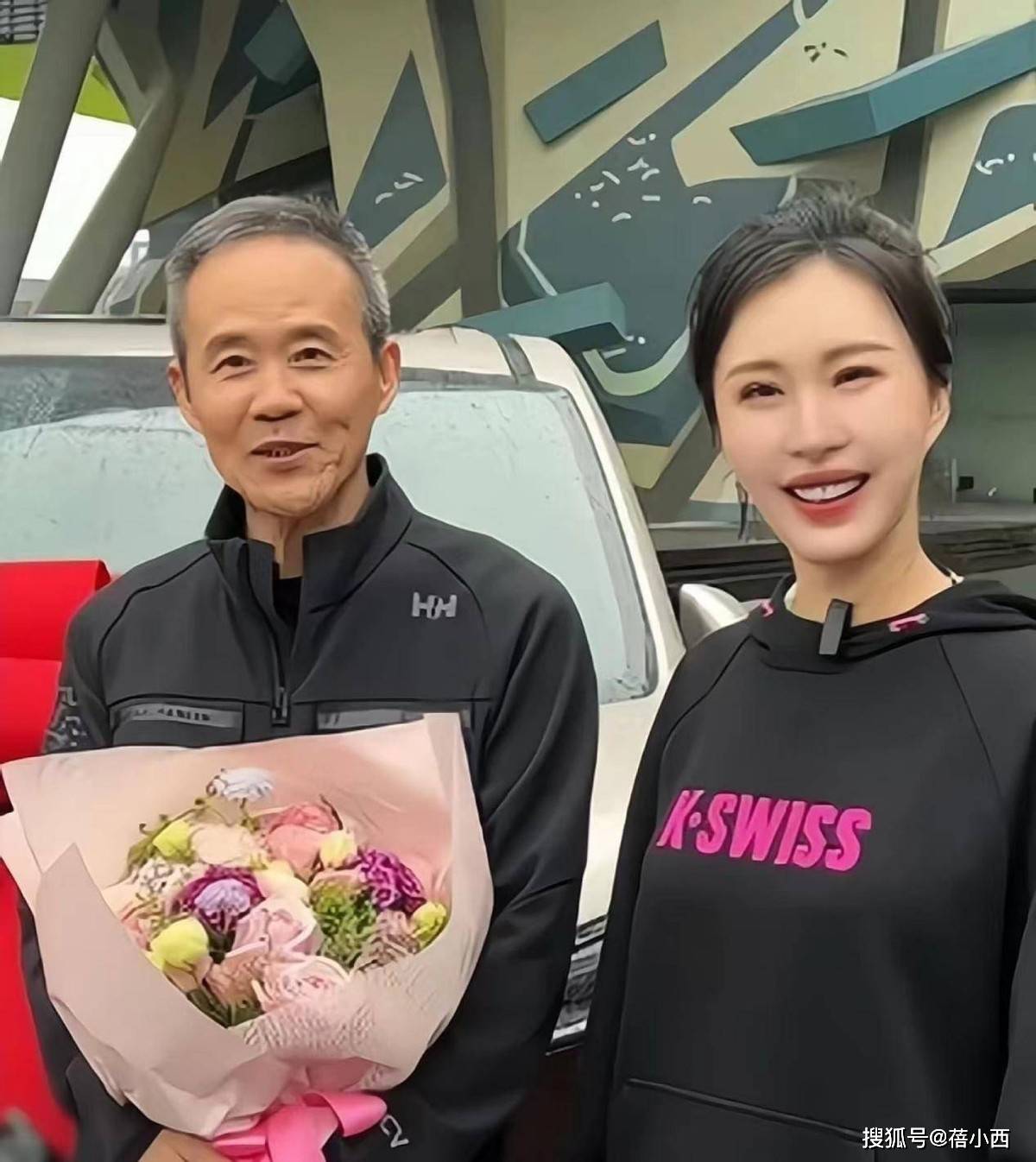王石田朴珺合体买车，女的穿一身黑好飒，男的穿外套+牛仔裤好帅