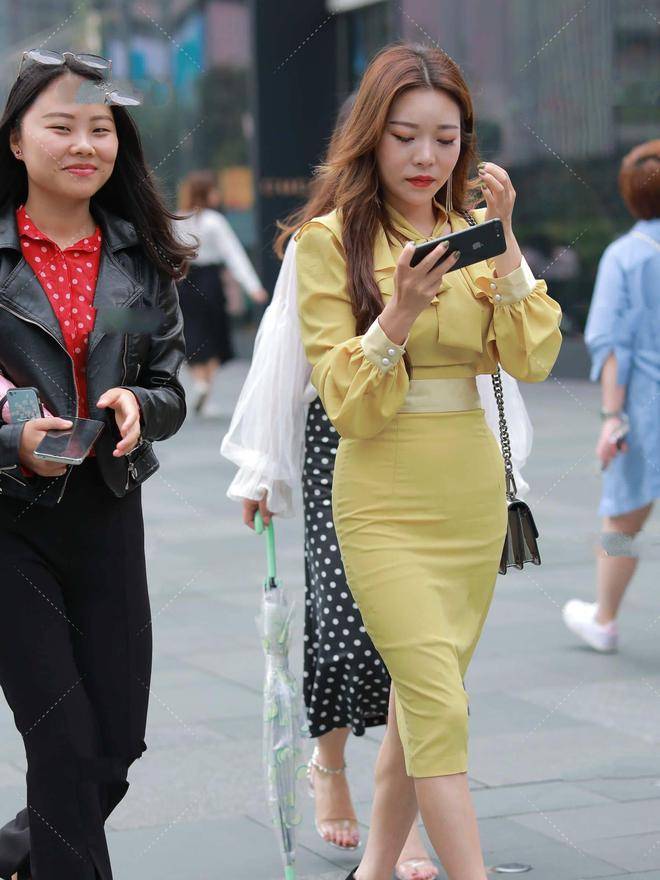浅黄色连衣裙甜美可爱，配上浅棕发色十分温柔，清新脱俗