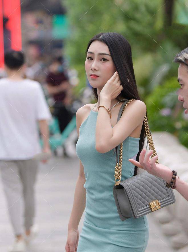 浅绿色的连衣裙配肉色高跟鞋，精致气质女人出街，爱心耳环很好看
