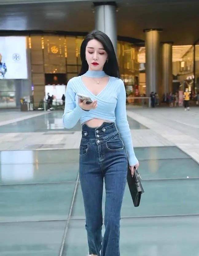 浅蓝色挂脖短衫搭配高腰牛仔裤，气质女孩的减龄穿搭，时尚有气质