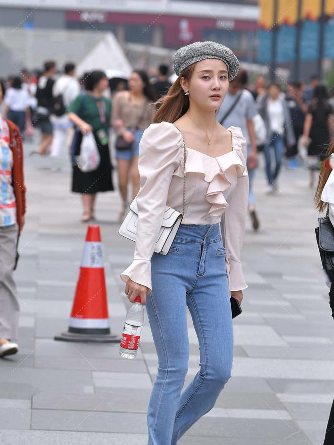 牛仔裤要想搭出高级感，你需要一件抢镜的衬衣，这样的风格太美了
