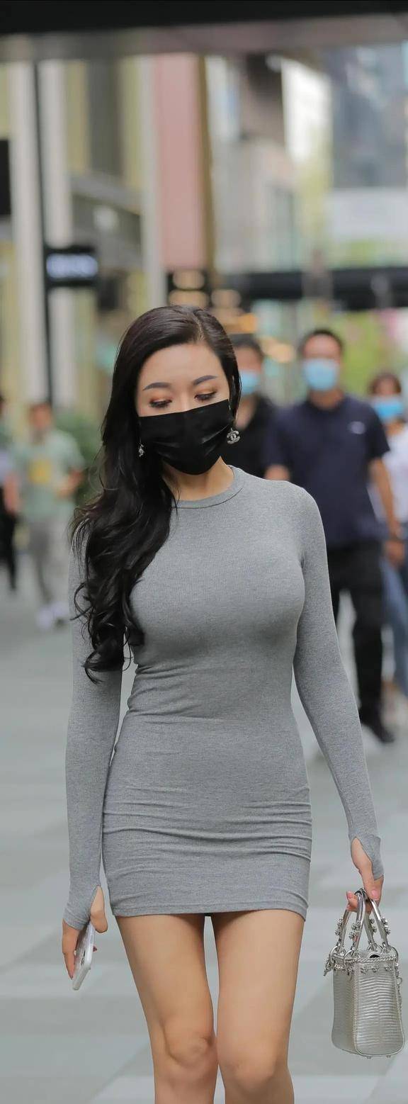 清雅悠然的连衣裙装扮，随时都能绽放魅力，凸显修长美腿，曼妙动人