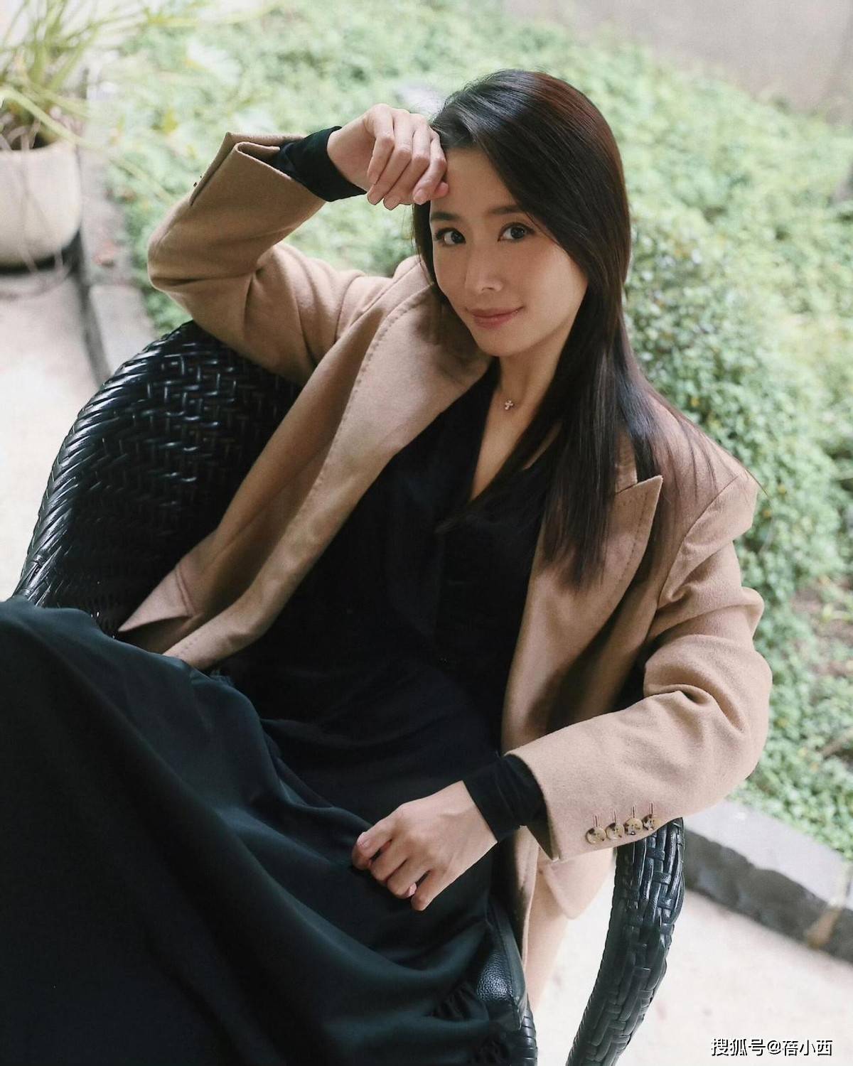 林心如新剪了过肩发型年轻20岁，穿西装+小黑裙，美得像换了个人