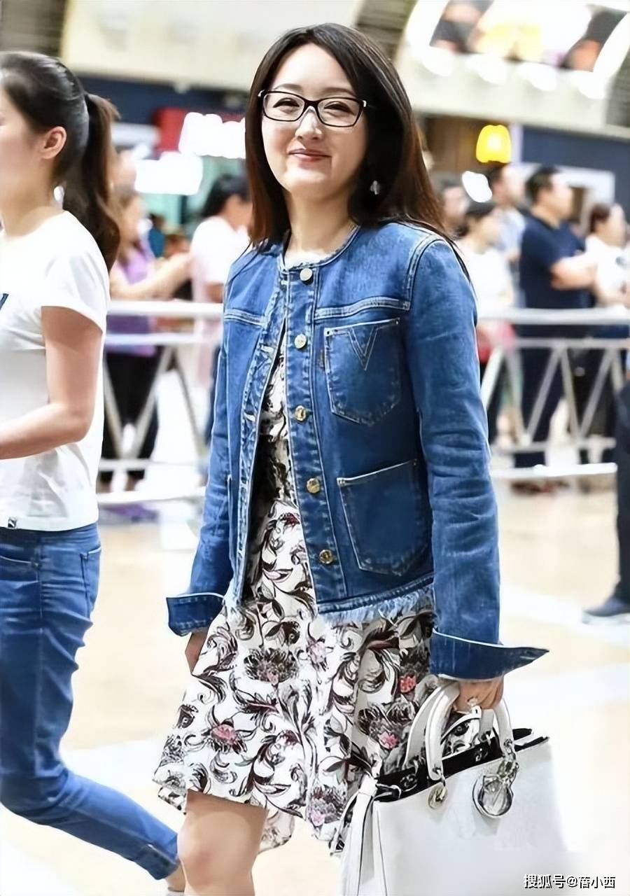 路人镜头下的杨钰莹，54岁无美颜、无P图，披长发戴眼镜像女学生