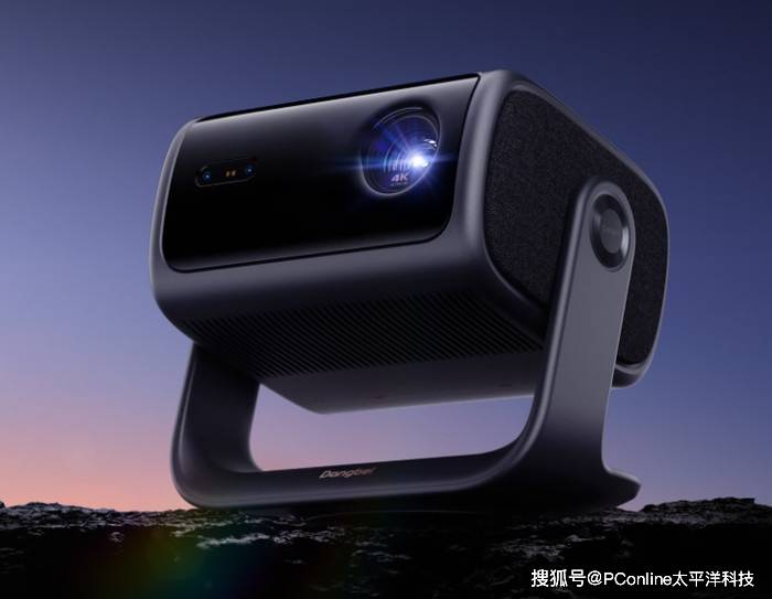 当贝F7 Pro：3000CVIA流明三色激光真旗舰，白天也能开大屏看剧