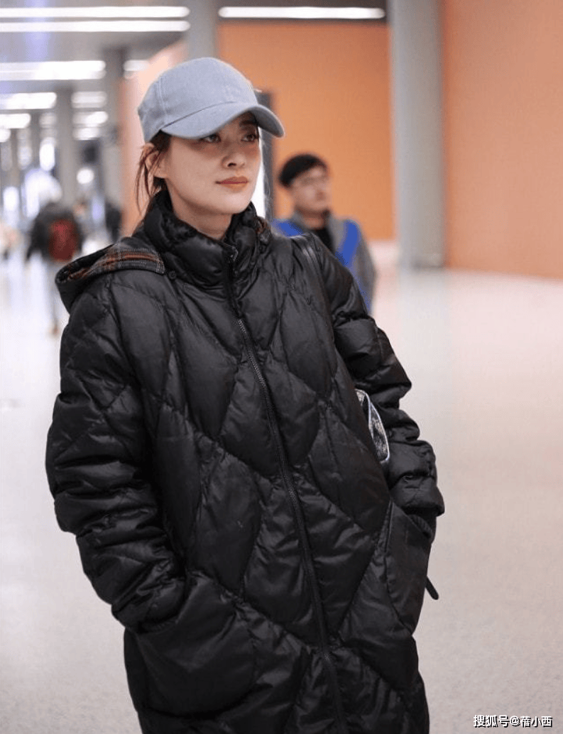 看了梅婷的穿搭，我悟了：羽绒服不配半身裙、高跟鞋，才更显贵