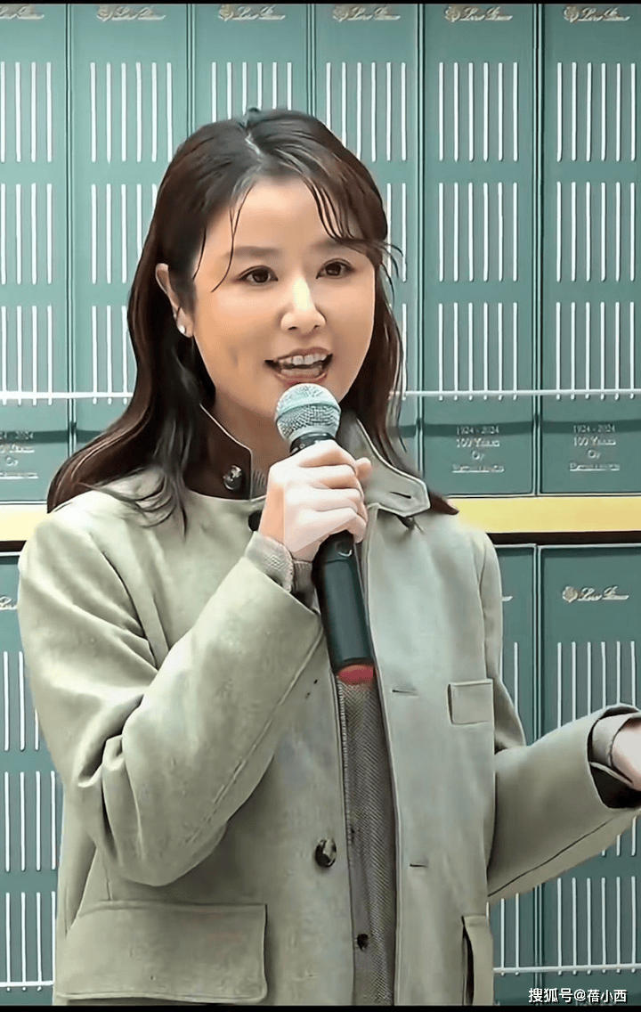 49岁林心如增肥后美得更高级，穿西装+阔腿裤好高级，差点认不出