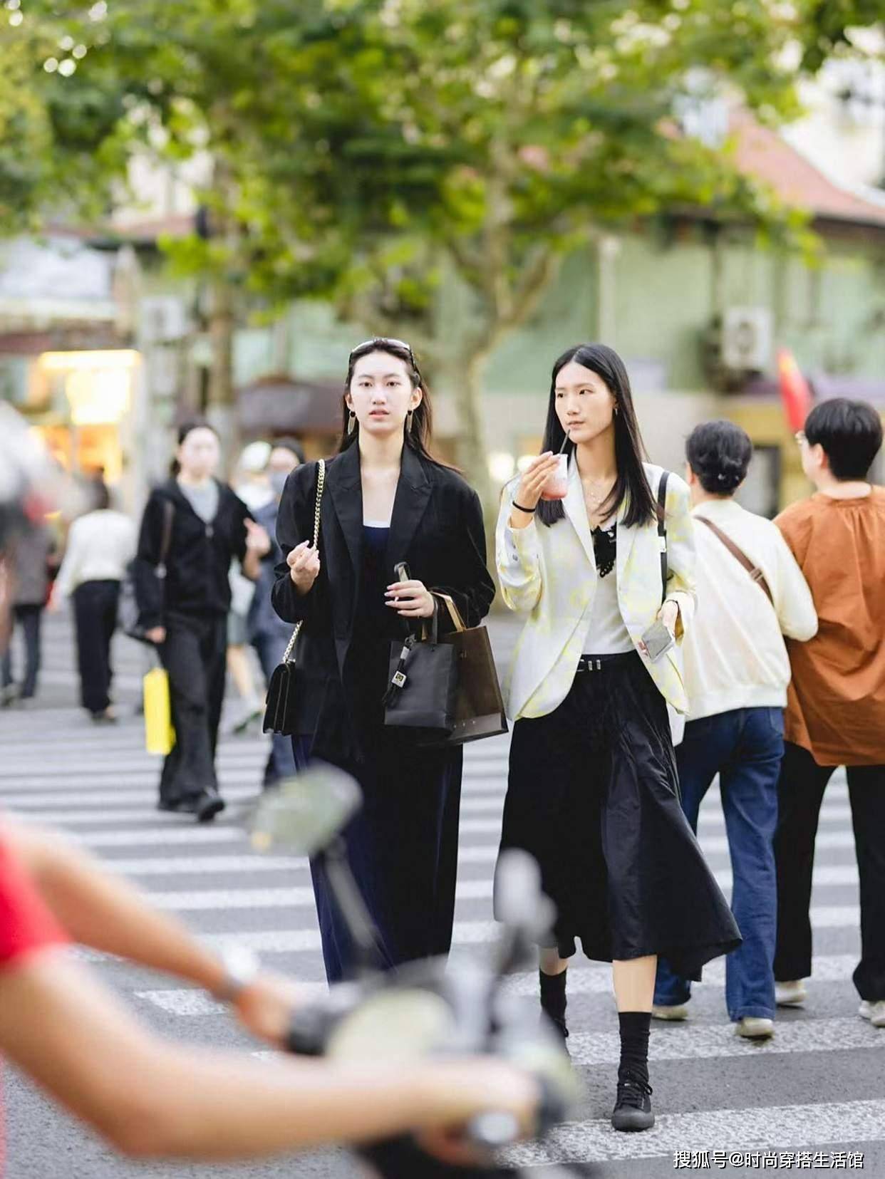 秋天“西装＋半身裙”太普通？学上海博主这样穿，时髦高级又优雅