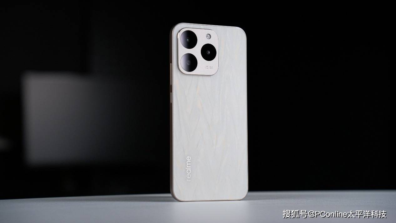 真我15T上手体验：小直屏里的“大越级”，千元档的超能新标杆！