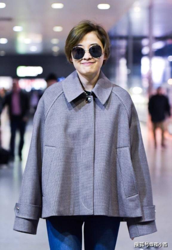50岁梅婷剪了短发年轻20岁！穿斗篷外套+牛仔裤时髦又洋气，太美