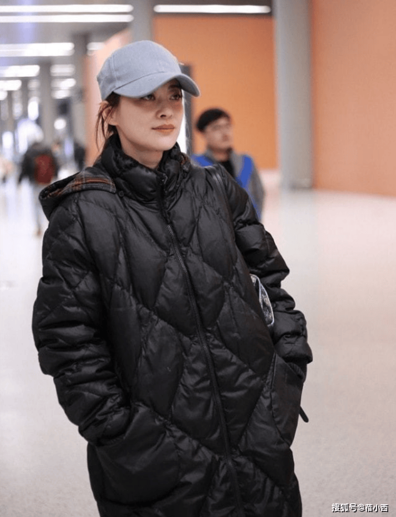 看了梅婷的穿搭，我悟了：羽绒服不配半身裙、高跟鞋，才更洋气