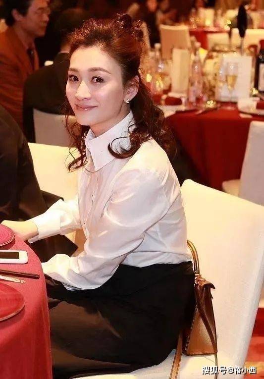 李小冉罕见与老公合影，穿衬衫+半身裙像个学生，大6岁的他像爸爸