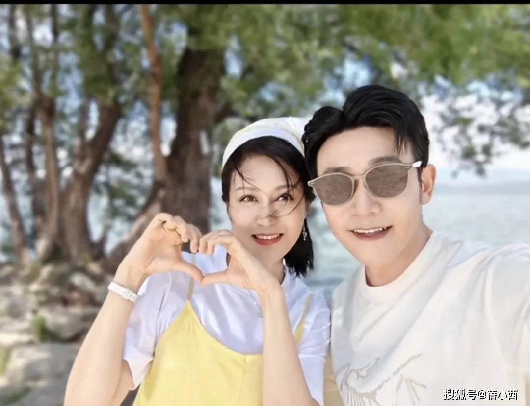 陆毅与老婆鲍蕾合体度假，女的穿搭时髦显年轻，反衬男方略显油腻