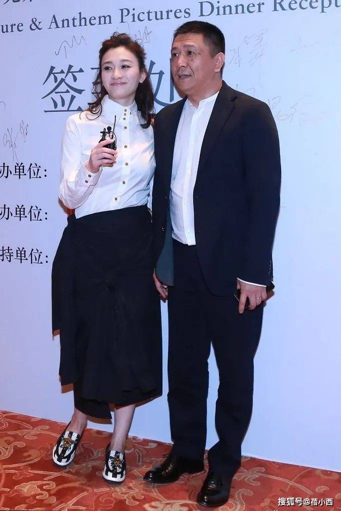 李小冉罕见与老公合影，穿衬衫+半身裙嫩得似学生，他大6岁像爸爸
