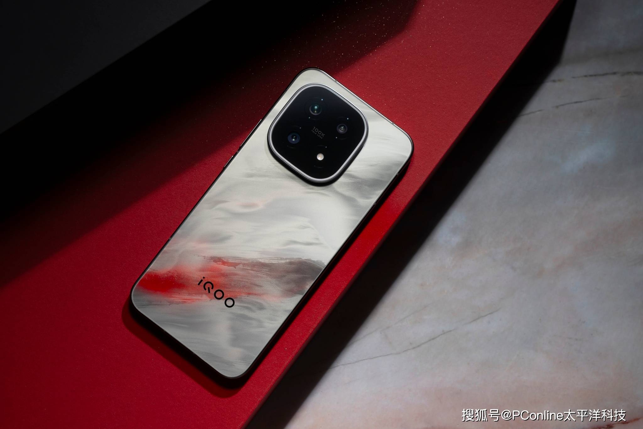 「鲜Phone画报」iQOO 15凌云图赏：水墨山河，赤霞为锋