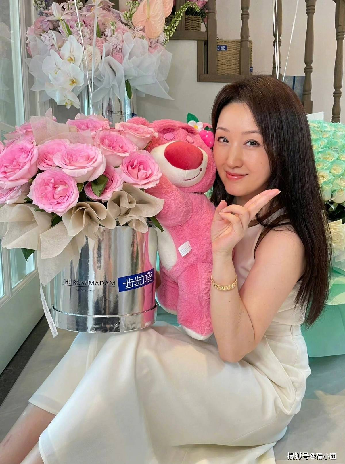 54岁杨钰莹不见老！穿小白裙在豪宅里庆生好美，阿姨年纪却像00后