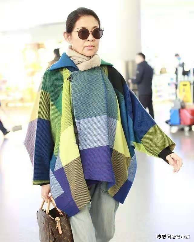 倪萍瘦身后真洋气，穿宽松毛衣+牛仔裤走机场，拿LV包包不像66岁