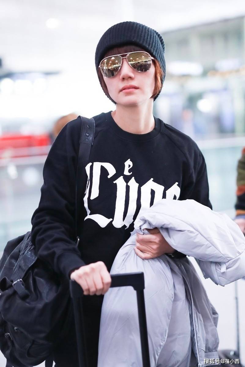 48岁袁泉高级感无敌了，连穿卫衣+牛仔裤都这么时髦，美出国际范