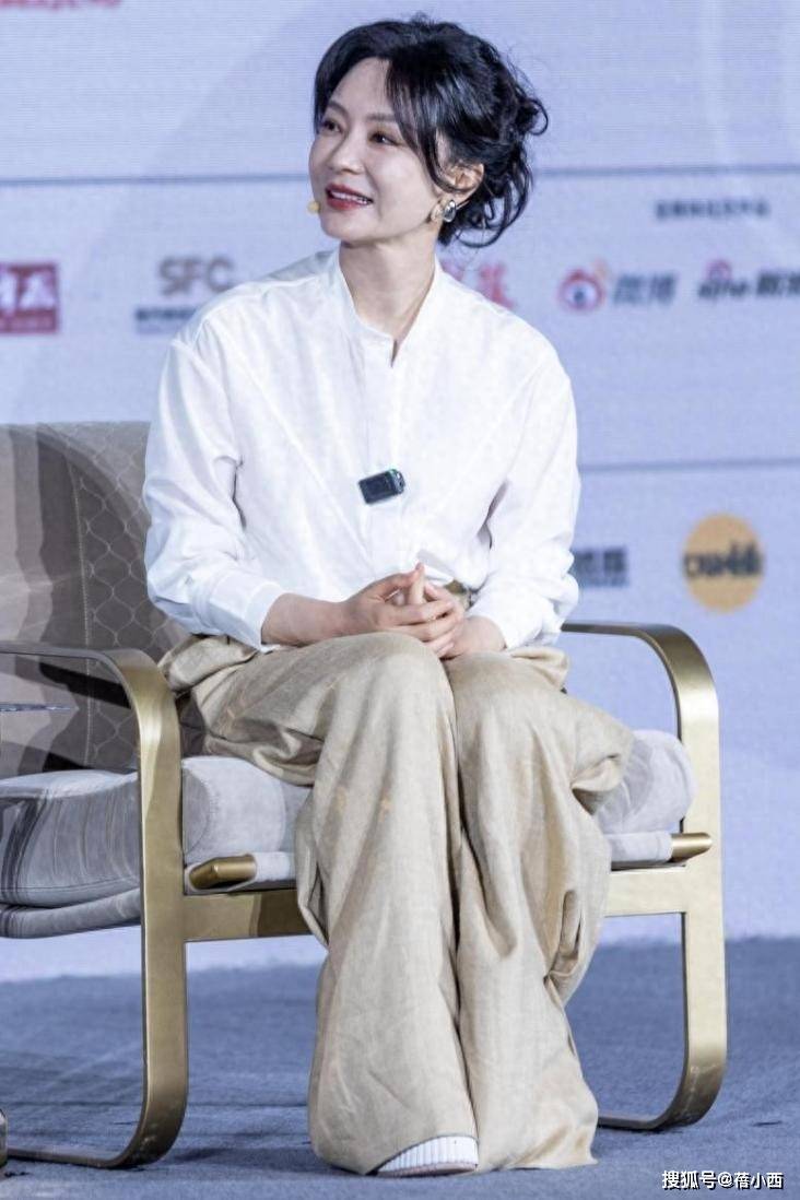 48岁“陈数”带火了70后新穿搭：白衬衫+阔腿裤，时髦洋气又显贵