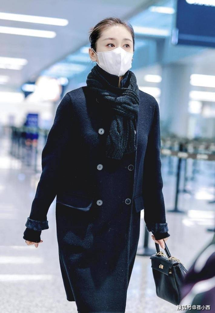 看了王子文的穿搭，我悟了：黑大衣不配半身裙、牛仔裤，才更时髦