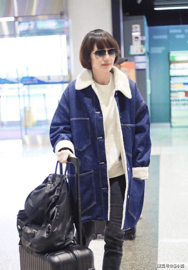 袁泉又带火了秋冬新穿法：羊羔毛外套+紧身裤+马丁靴，洋气又减龄