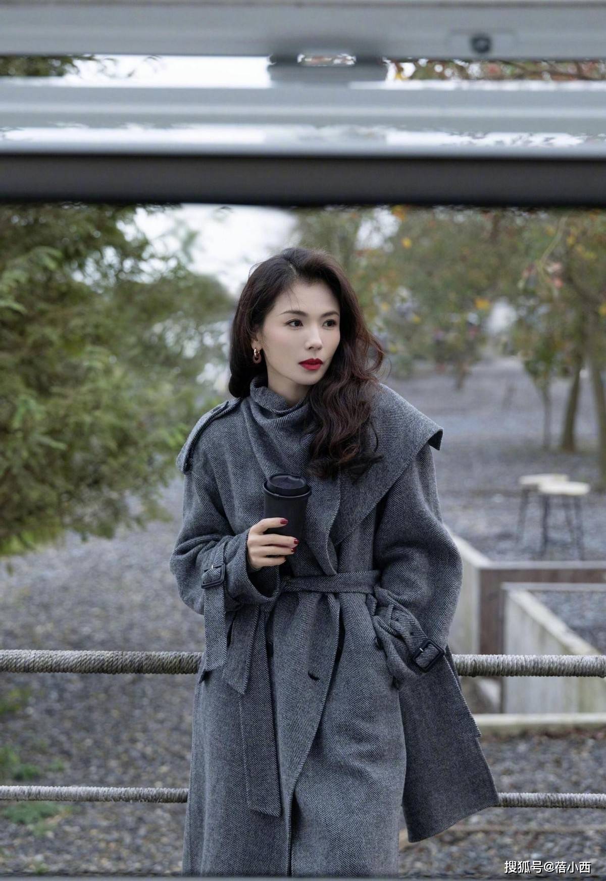 看了刘涛的穿搭，我悟了：大衣不配半身裙、小白鞋，才更时髦高级