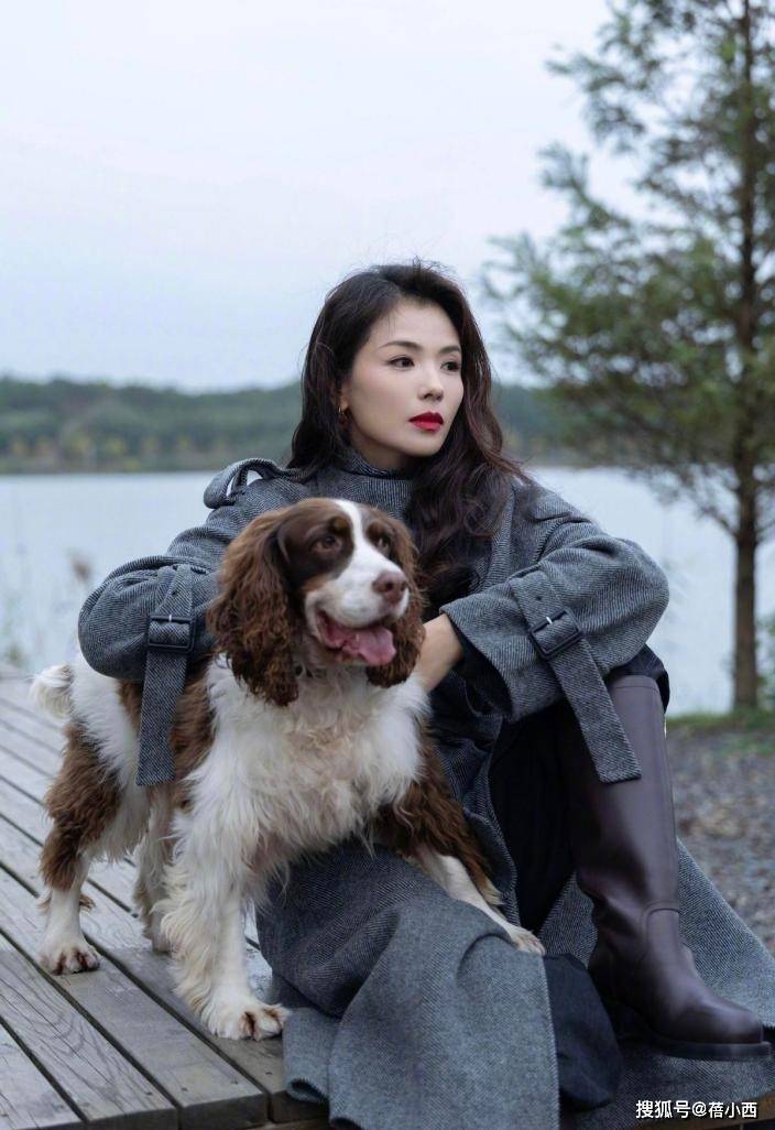 刘涛新烫了油画卷发带火了秋冬新穿搭：高级灰大衣+靴子，太高级