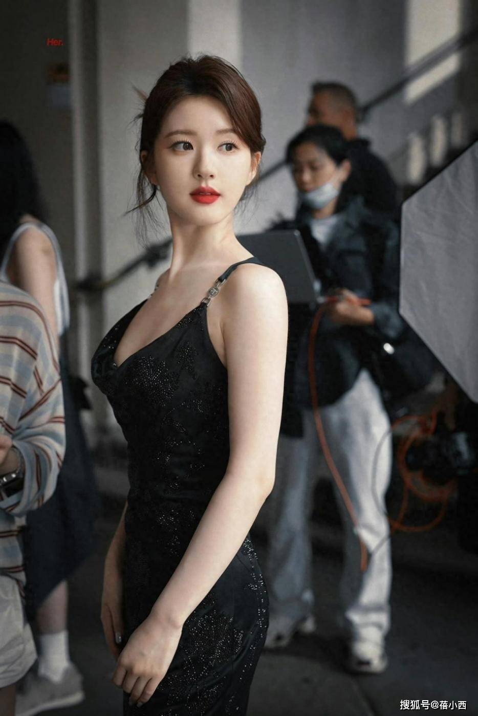 27岁赵露思太丰满，黑色紧身裙都兜不住好身材，难怪直男都喜欢她