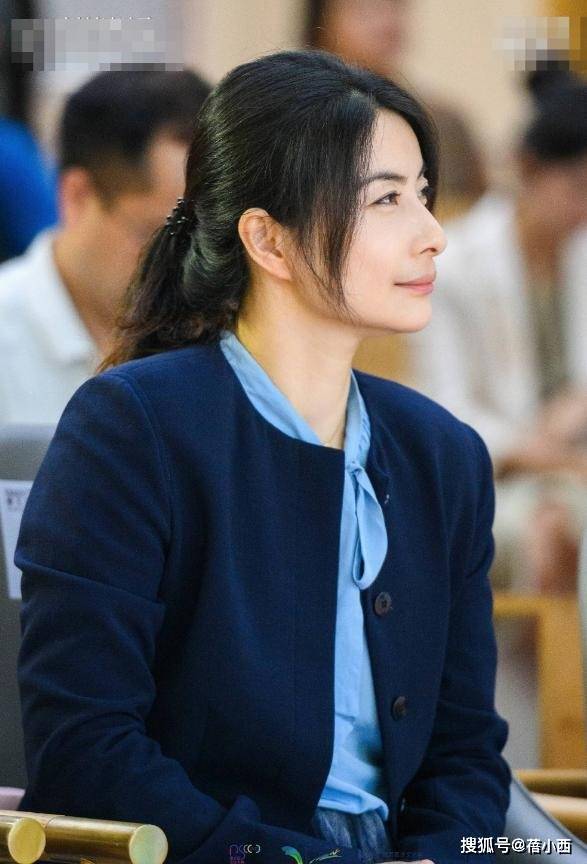 看了郭晶晶的穿搭，我悟了：西装不配牛仔裤、短靴，才更高级洋气