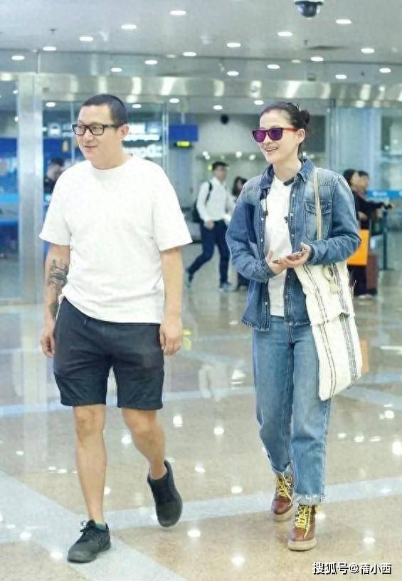 梅婷与老公现机场，穿牛仔套装+短靴如女王，小11岁的他像跟班
