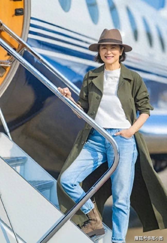 70岁“林青霞”带火了贵妇穿搭：风衣+牛仔裤+马丁靴，时髦又显贵