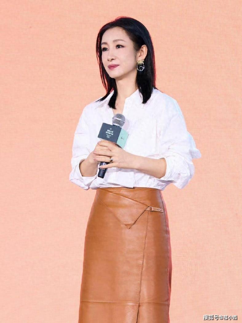 被秦海璐惊艳到了！白衬衫不配长裤、乐福鞋，这样打扮更时尚高级