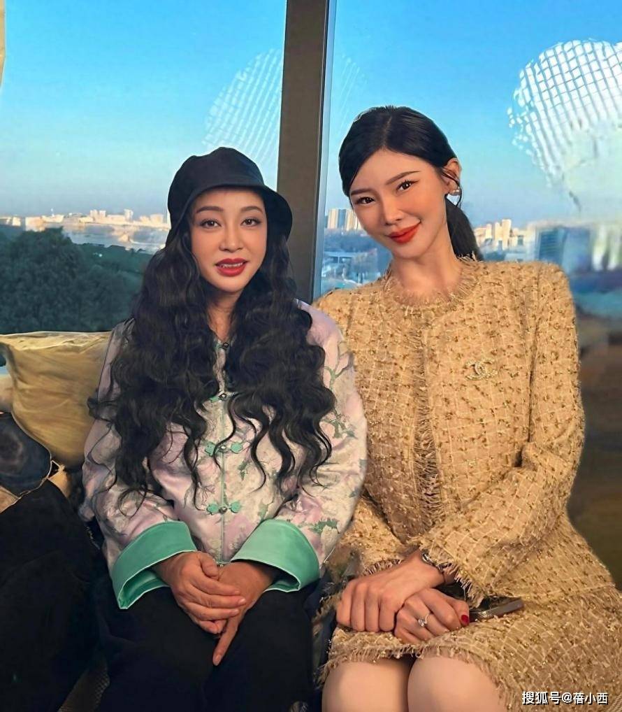 75岁“刘晓庆”再次扮嫩成功，烫了油画卷穿新中式，状态嫩回48岁