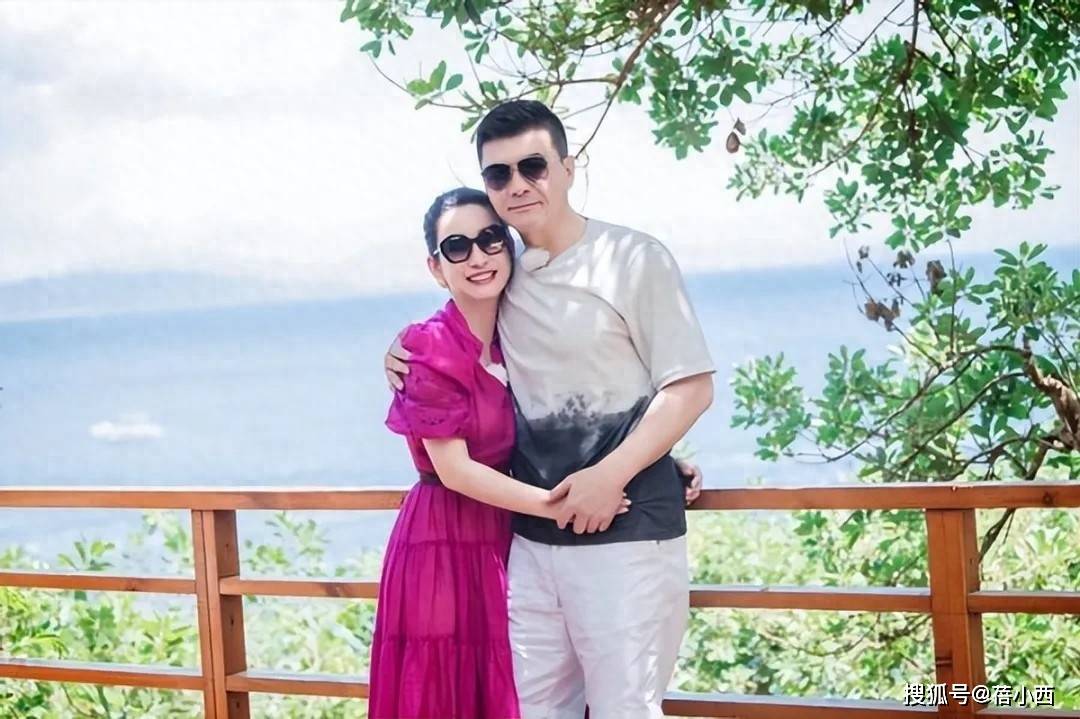 嫁对人的秦海璐又嫩了！47岁穿玫红裙如少女，躲在老公怀中娇滴滴