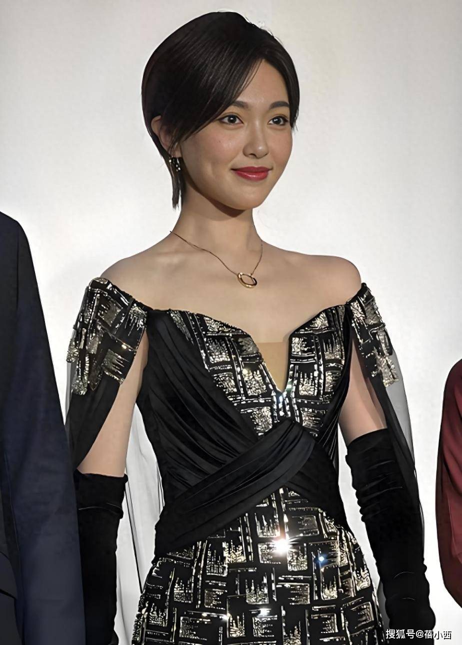 41岁“唐嫣”剪短发后像换了个人，穿露肩裙又美又飒，差点认不出