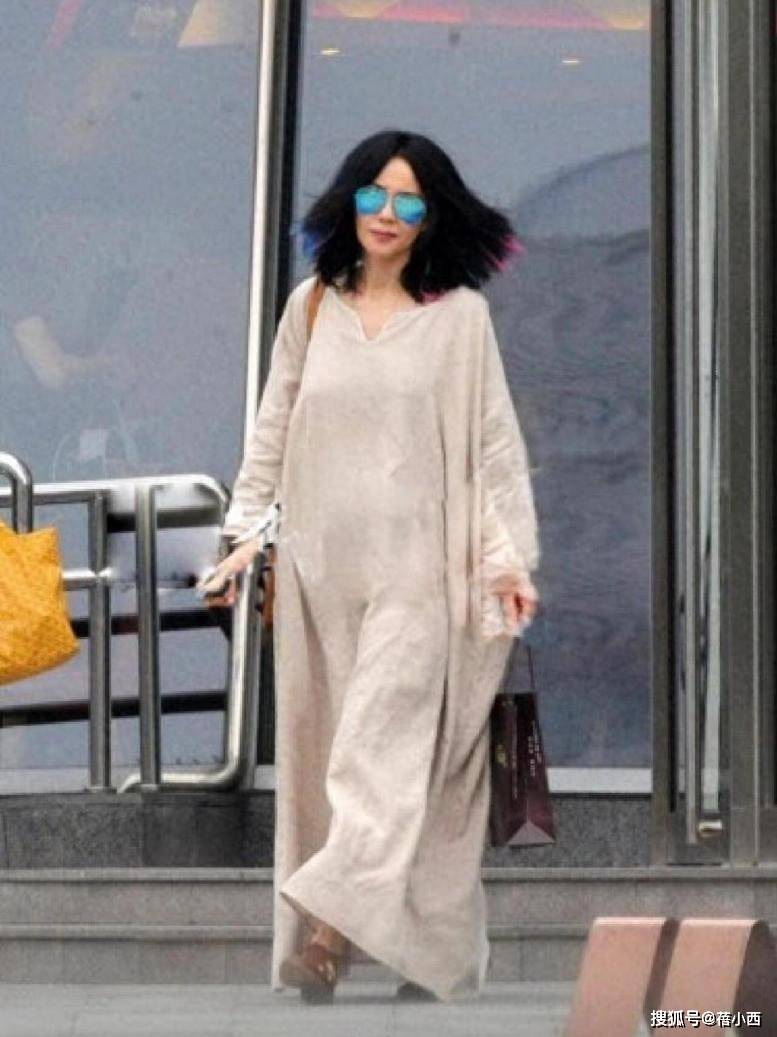 王菲不愧是朝阳区麻袋天后，连麻布裙都穿出国际范，越佛系越时髦