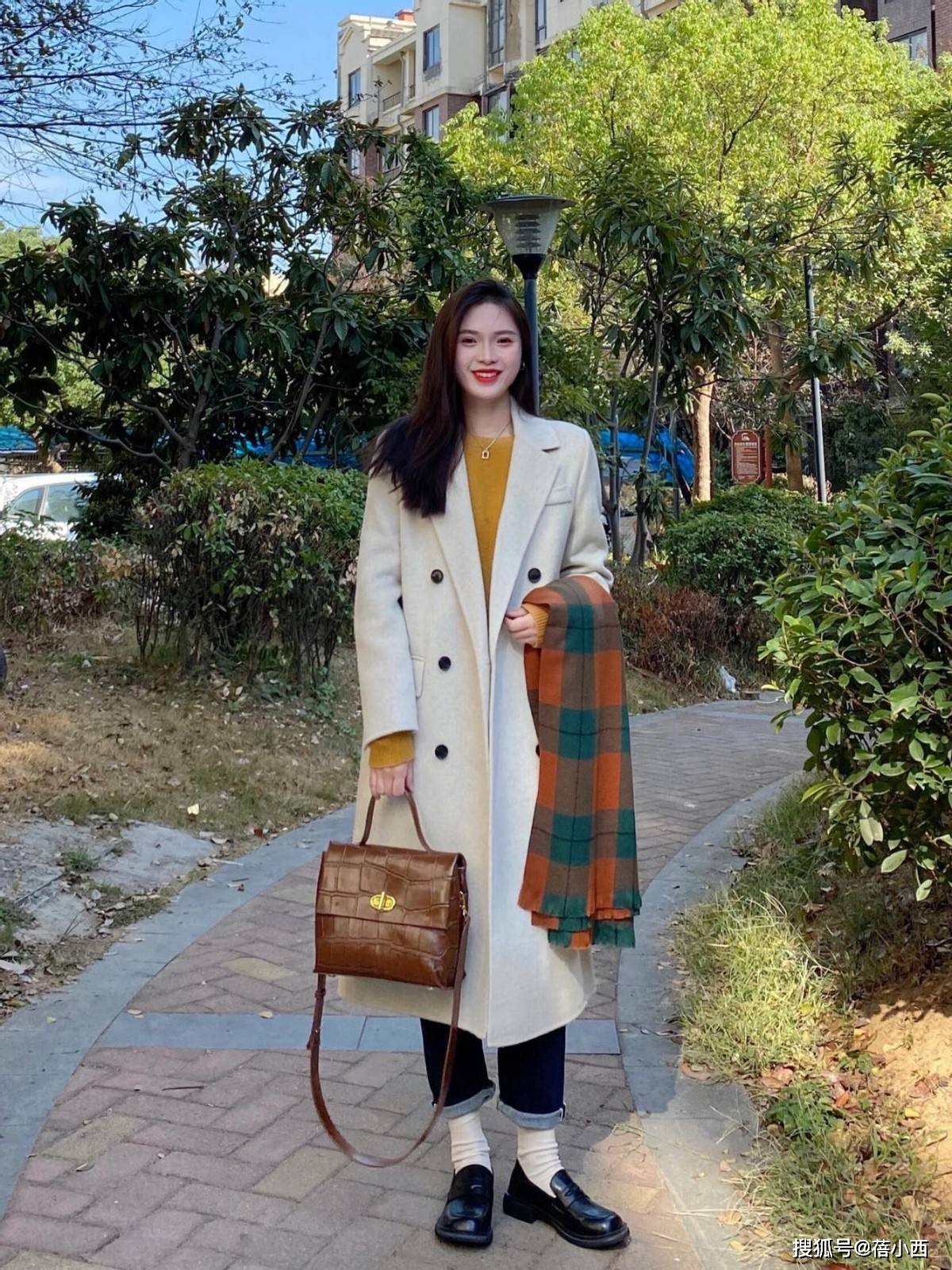 “大衣”买精不买多，长款必备，配牛仔裤、半身裙，高级又时髦