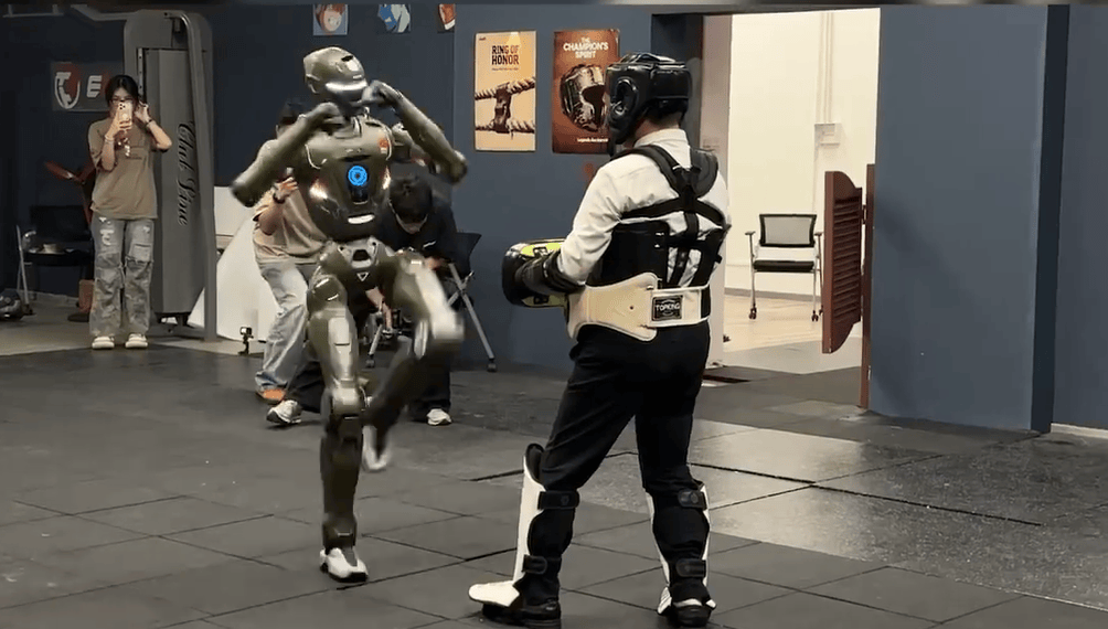 CEO亲身演示：众擎机器人T800展示强劲动力，75公斤老板被“一脚踹翻”