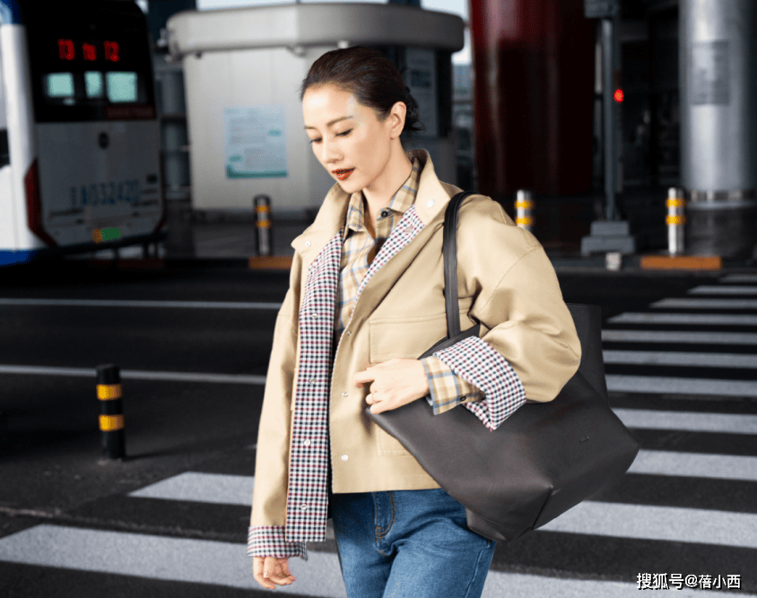 46岁高圆圆扎丸子头年轻20岁，穿短外套+牛仔裤，美得像换了个人