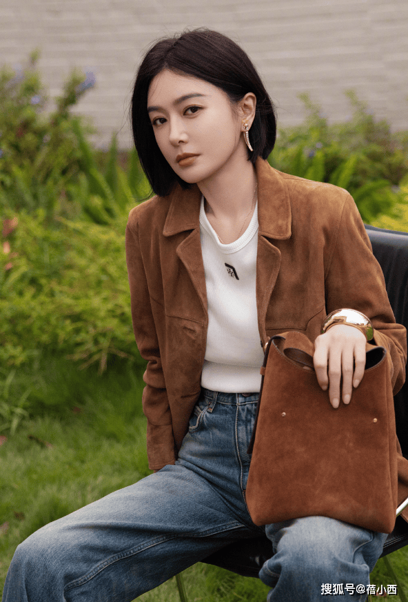46岁秦岚又带火了美拉德新穿法：西装+牛仔裤+德训鞋，洋气又减龄