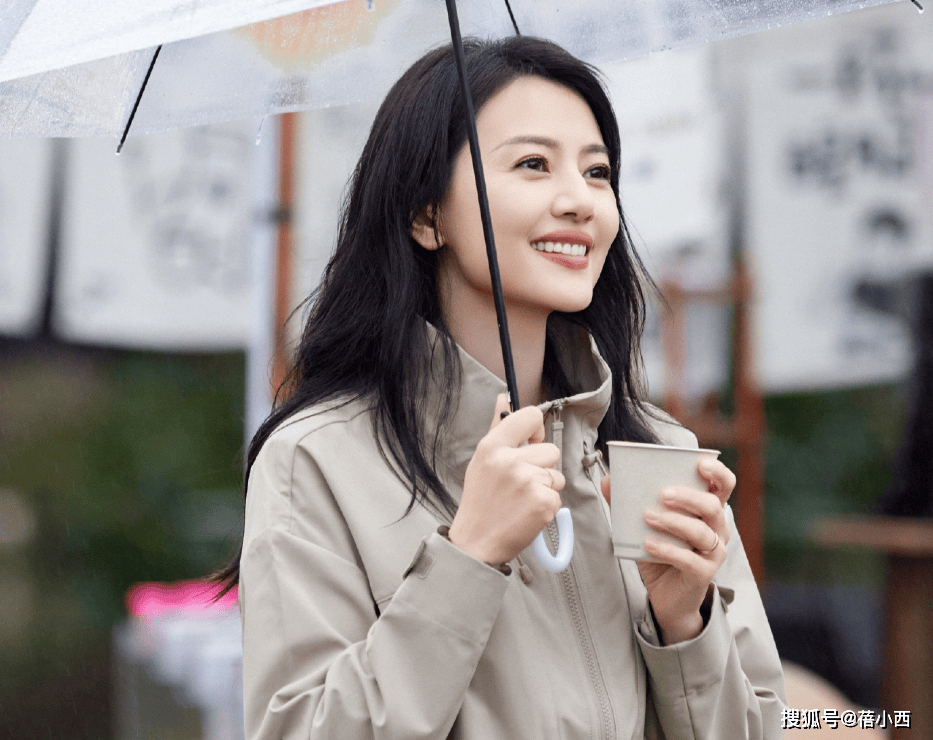 高圆圆烫了油画卷带火了秋冬新穿搭：短外套+半身裙，时髦又洋气