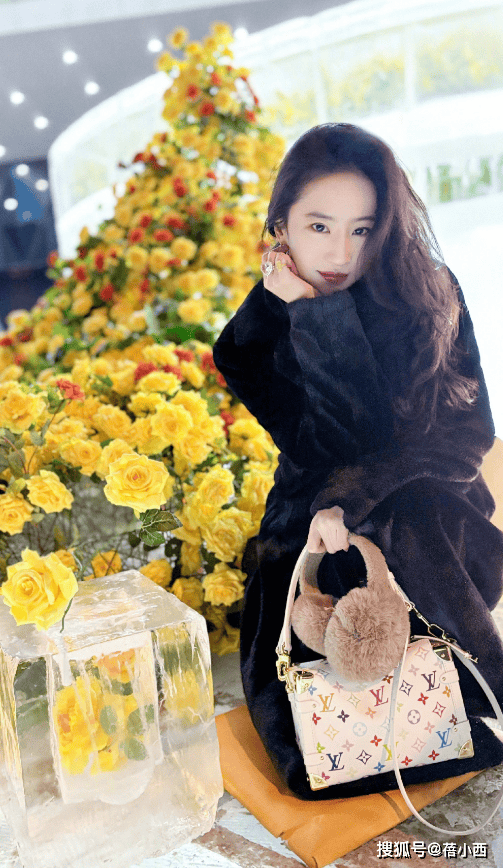 刘亦菲又带火了秋冬新穿搭：黑色长大衣+短裤+长筒靴，时髦又洋气