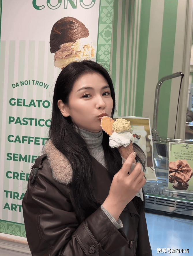 47岁刘涛又带火了秋冬新穿搭：短外套+九分裤+短靴，时髦又洋气