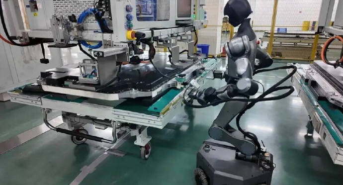 人形机器人“小墨”批量上岗，宁德时代产线迎智能化突破